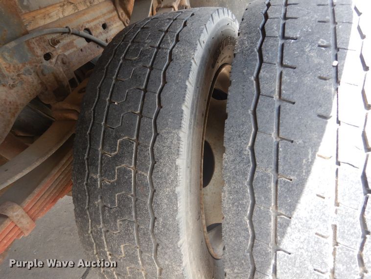 image for item IY9728 2002 Ford F550 Super Duty  flatbed truck