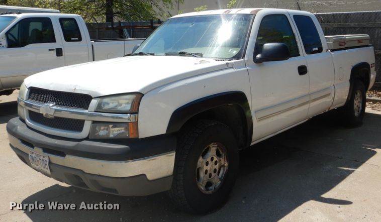 image for item IY9730 2003 Chevrolet Silverado 1500  Ext. Cab pickup truck