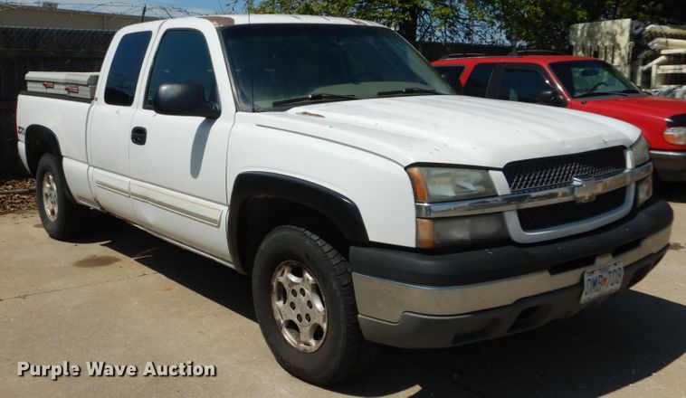 image for item IY9730 2003 Chevrolet Silverado 1500  Ext. Cab pickup truck