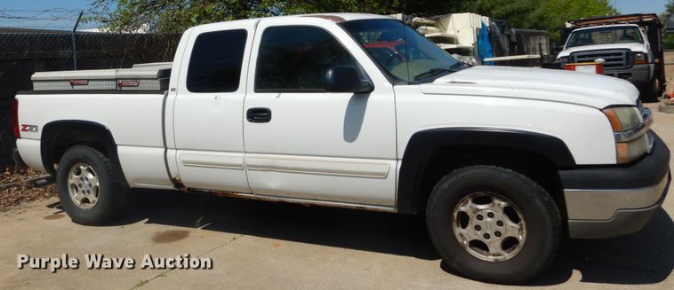 image for item IY9730 2003 Chevrolet Silverado 1500  Ext. Cab pickup truck