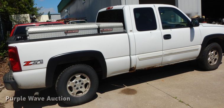 image for item IY9730 2003 Chevrolet Silverado 1500  Ext. Cab pickup truck