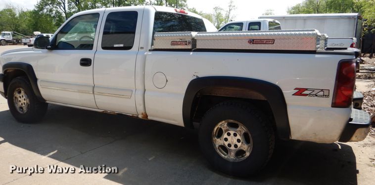 image for item IY9730 2003 Chevrolet Silverado 1500  Ext. Cab pickup truck