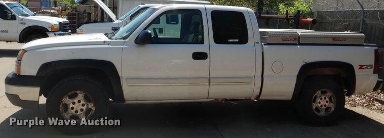 image for item IY9730 2003 Chevrolet Silverado 1500  Ext. Cab pickup truck