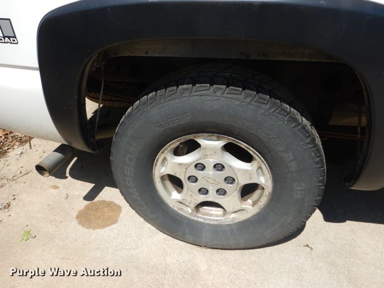 image for item IY9730 2003 Chevrolet Silverado 1500  Ext. Cab pickup truck