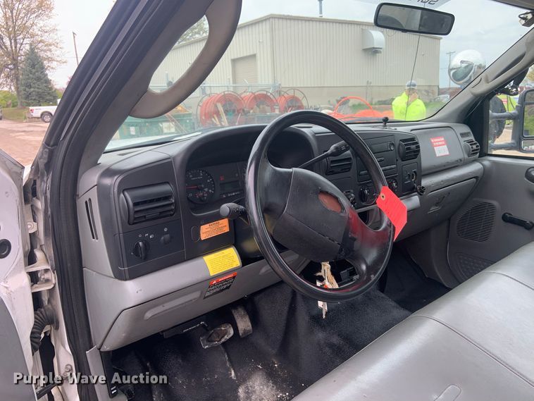 image for item DH5852 2006 Ford F550 Super Duty XL  bucket truck