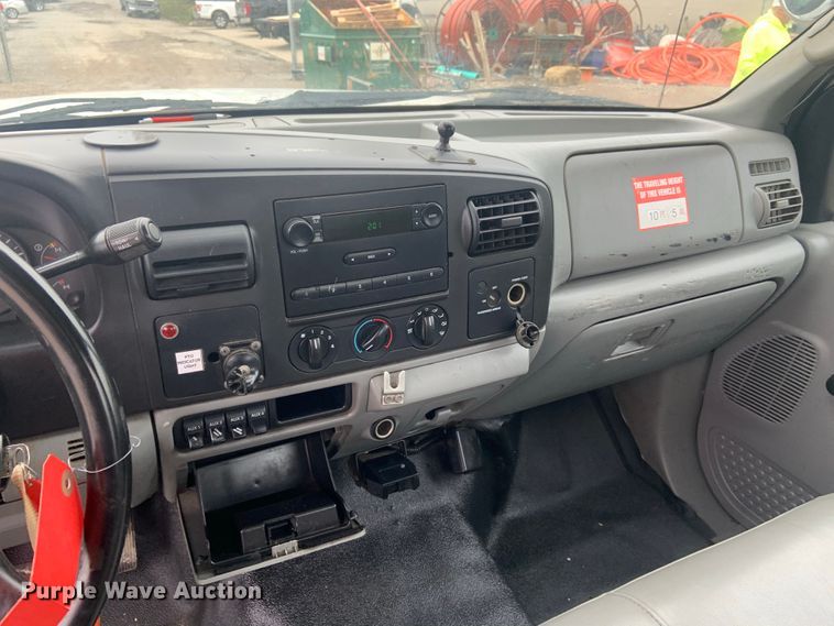 image for item DH5852 2006 Ford F550 Super Duty XL  bucket truck