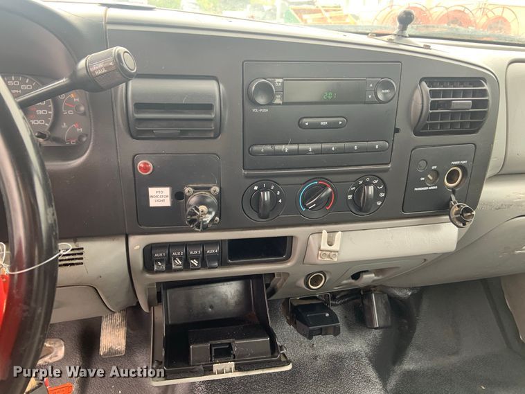 image for item DH5852 2006 Ford F550 Super Duty XL  bucket truck