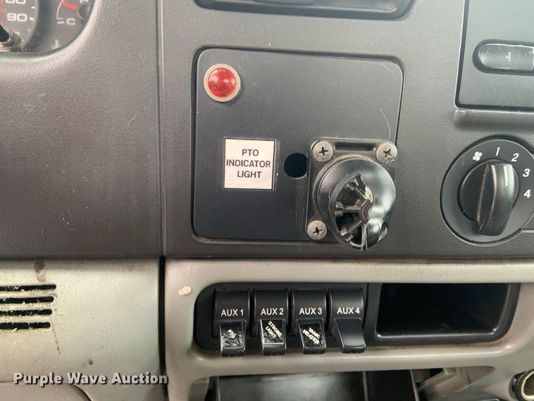 image for item DH5852 2006 Ford F550 Super Duty XL  bucket truck