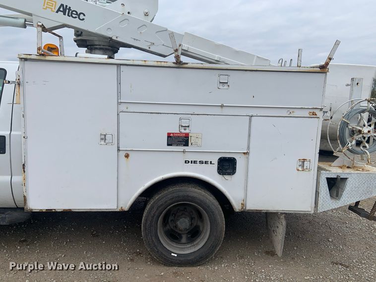 image for item DH5852 2006 Ford F550 Super Duty XL  bucket truck