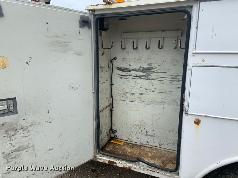 image for item DH5852 2006 Ford F550 Super Duty XL  bucket truck