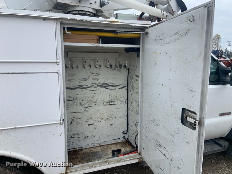 image for item DH5852 2006 Ford F550 Super Duty XL  bucket truck