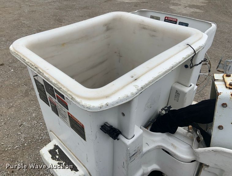 image for item DH5852 2006 Ford F550 Super Duty XL  bucket truck