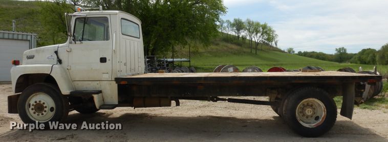 image for item DH8751 1991 Ford L8000  flatbed truck