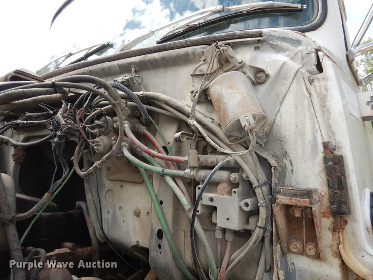 image for item DH8751 1991 Ford L8000  flatbed truck