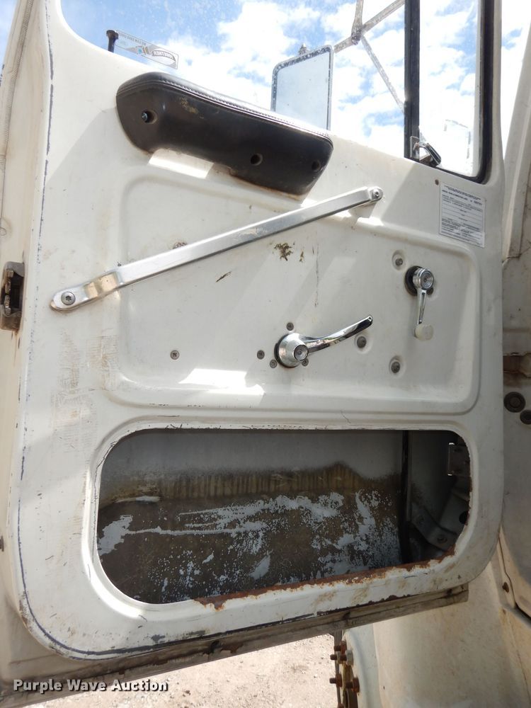 image for item DH8751 1991 Ford L8000  flatbed truck