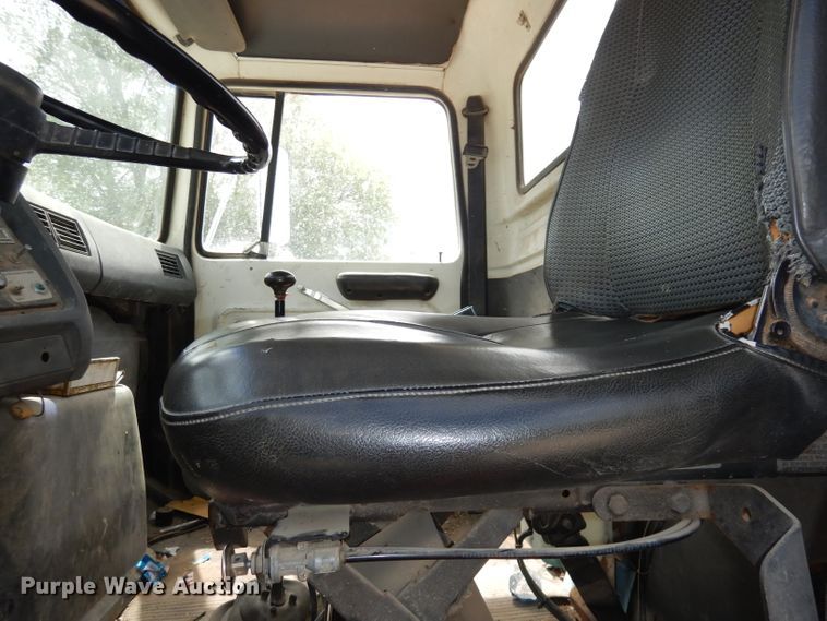 image for item DH8751 1991 Ford L8000  flatbed truck