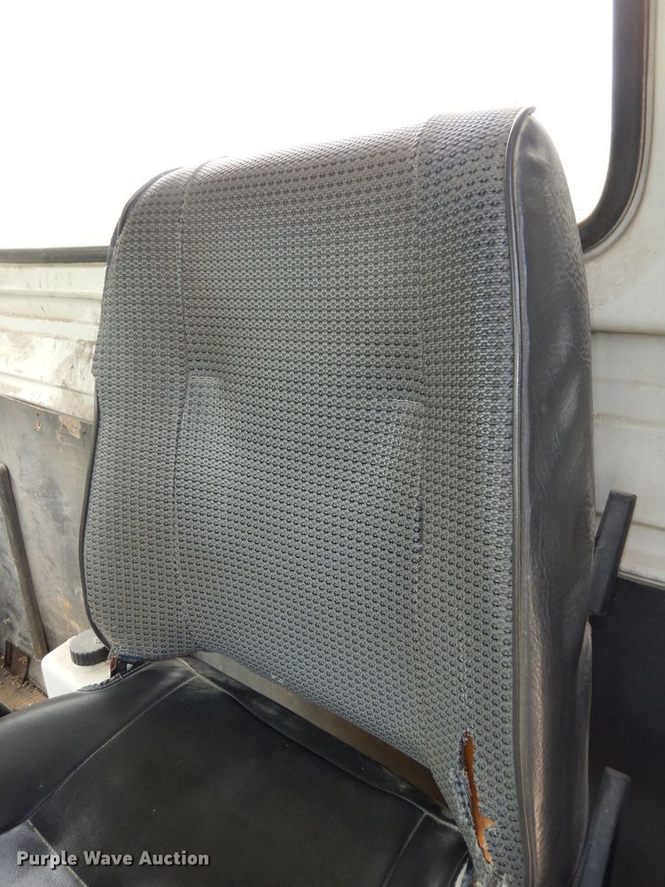 image for item DH8751 1991 Ford L8000  flatbed truck