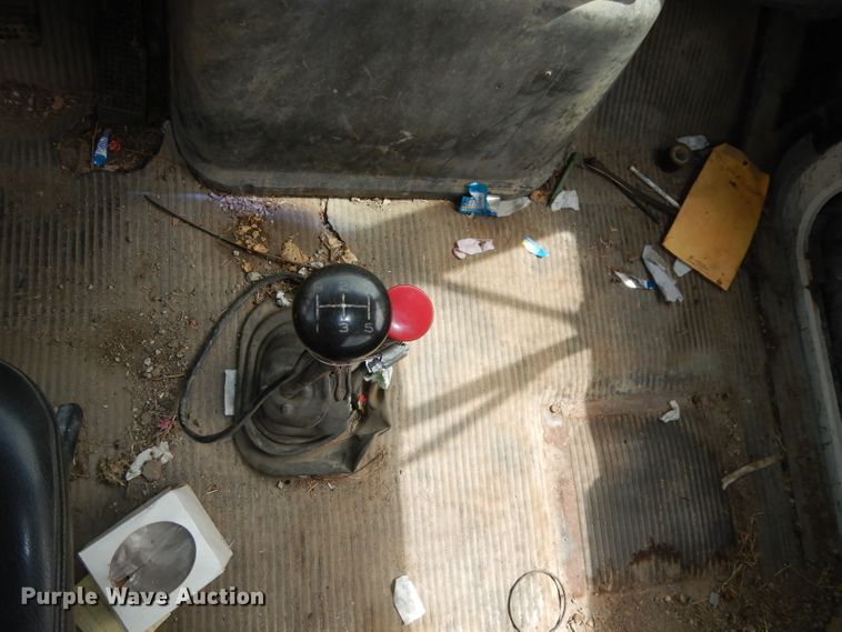 image for item DH8751 1991 Ford L8000  flatbed truck