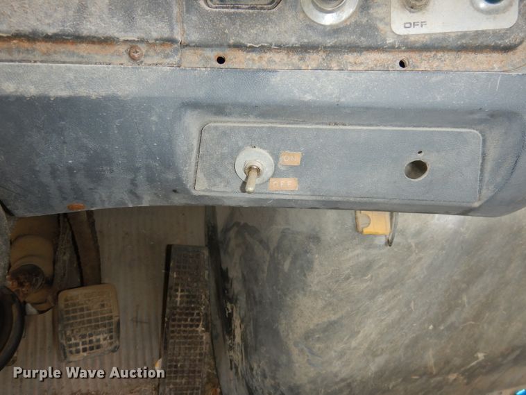 image for item DH8751 1991 Ford L8000  flatbed truck