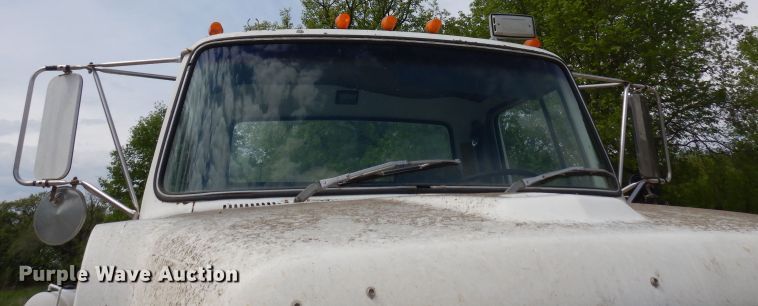 image for item DH8751 1991 Ford L8000  flatbed truck