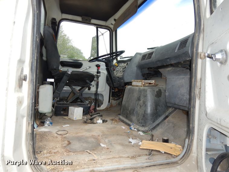 image for item DH8751 1991 Ford L8000  flatbed truck