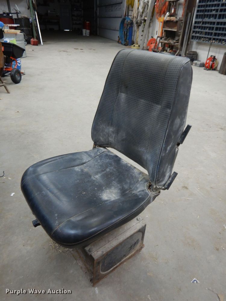 image for item DH8751 1991 Ford L8000  flatbed truck