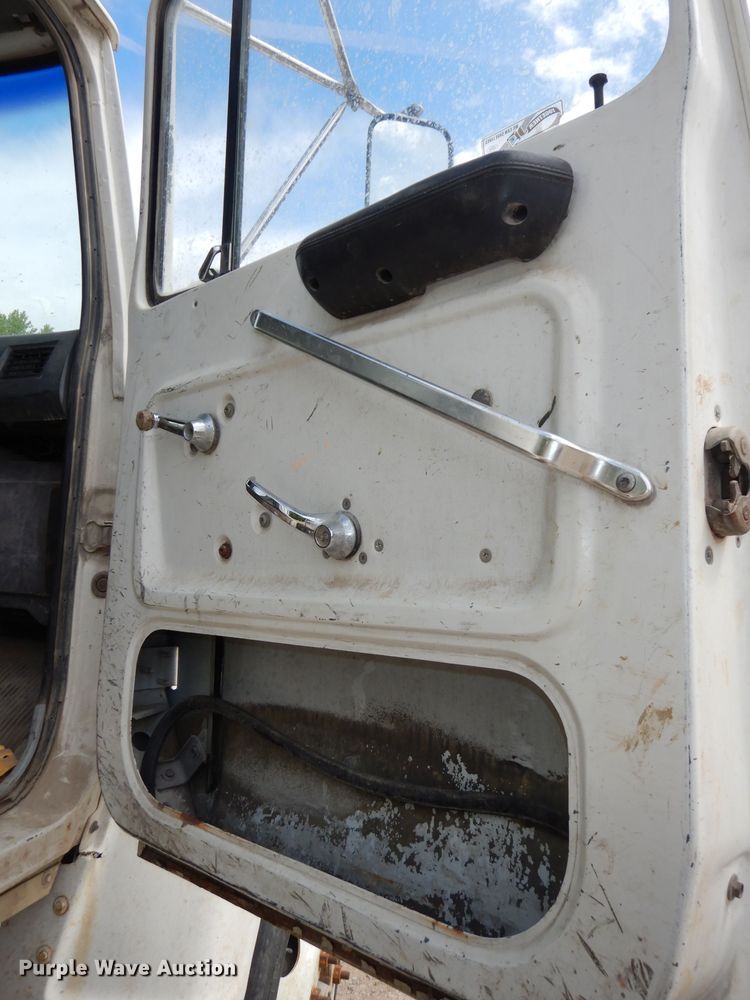 image for item DH8751 1991 Ford L8000  flatbed truck