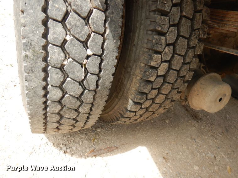 image for item DH8751 1991 Ford L8000  flatbed truck