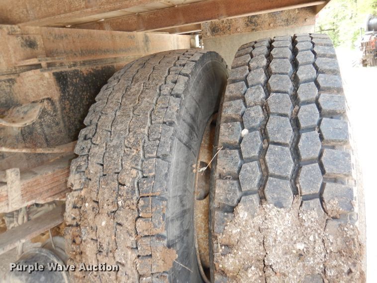 image for item DH8751 1991 Ford L8000  flatbed truck