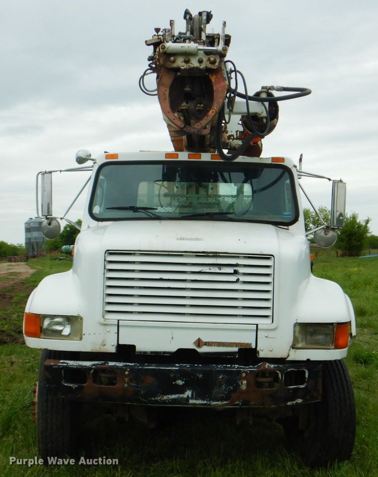 image for item DK5655 1995 International 4800  digger derrick truck