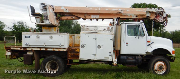image for item DK5655 1995 International 4800  digger derrick truck