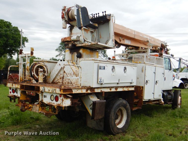 image for item DK5655 1995 International 4800  digger derrick truck