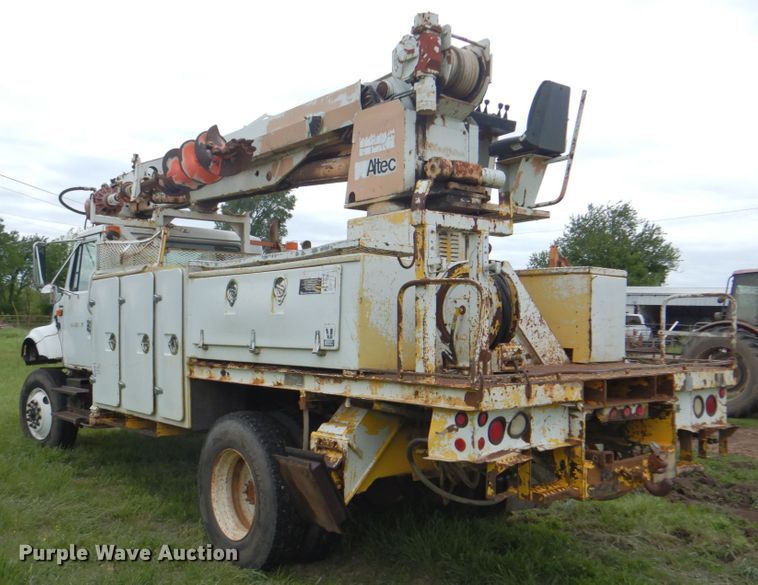 image for item DK5655 1995 International 4800  digger derrick truck