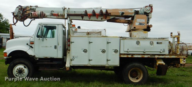 image for item DK5655 1995 International 4800  digger derrick truck
