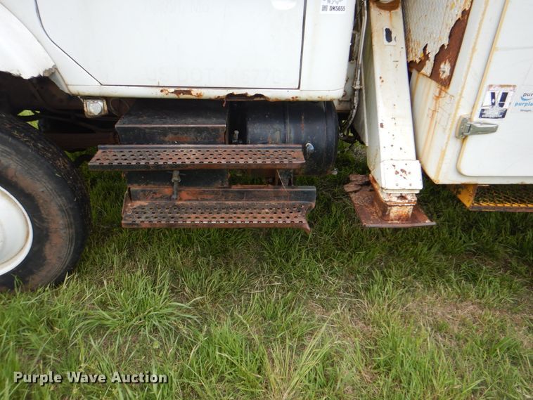 image for item DK5655 1995 International 4800  digger derrick truck