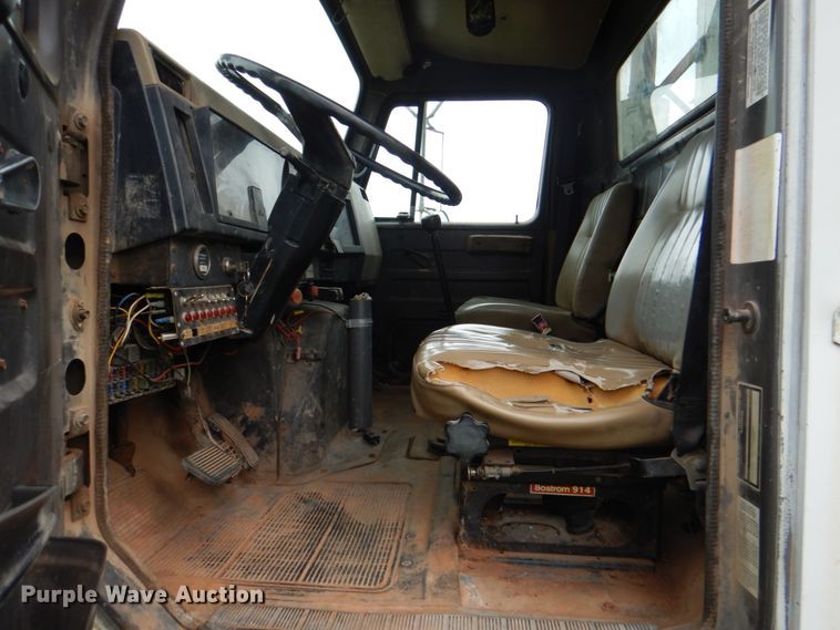 image for item DK5655 1995 International 4800  digger derrick truck