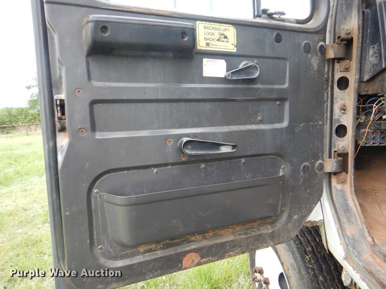 image for item DK5655 1995 International 4800  digger derrick truck