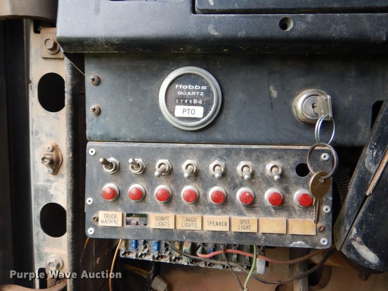 image for item DK5655 1995 International 4800  digger derrick truck