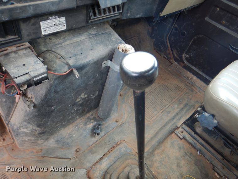 image for item DK5655 1995 International 4800  digger derrick truck