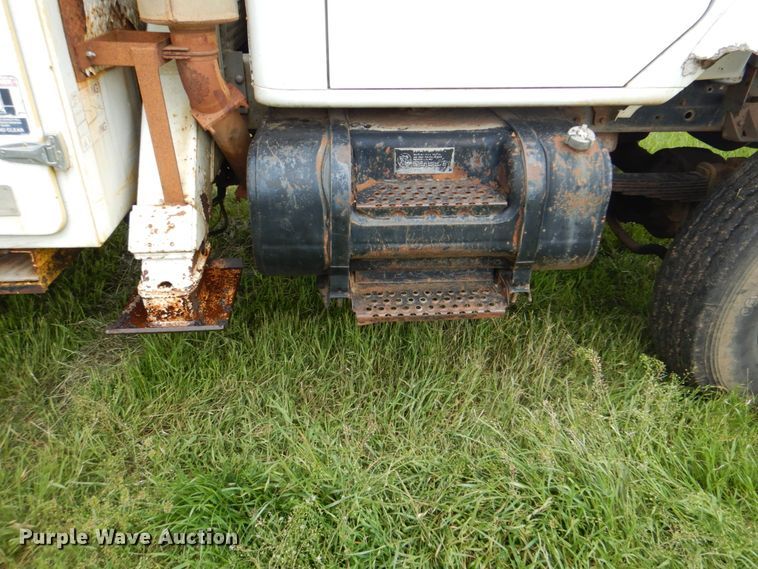 image for item DK5655 1995 International 4800  digger derrick truck