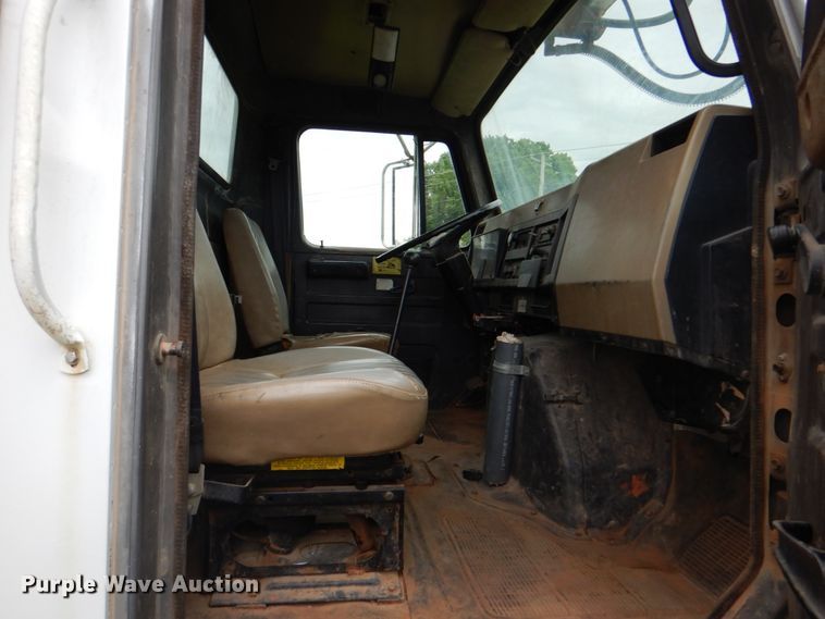 image for item DK5655 1995 International 4800  digger derrick truck