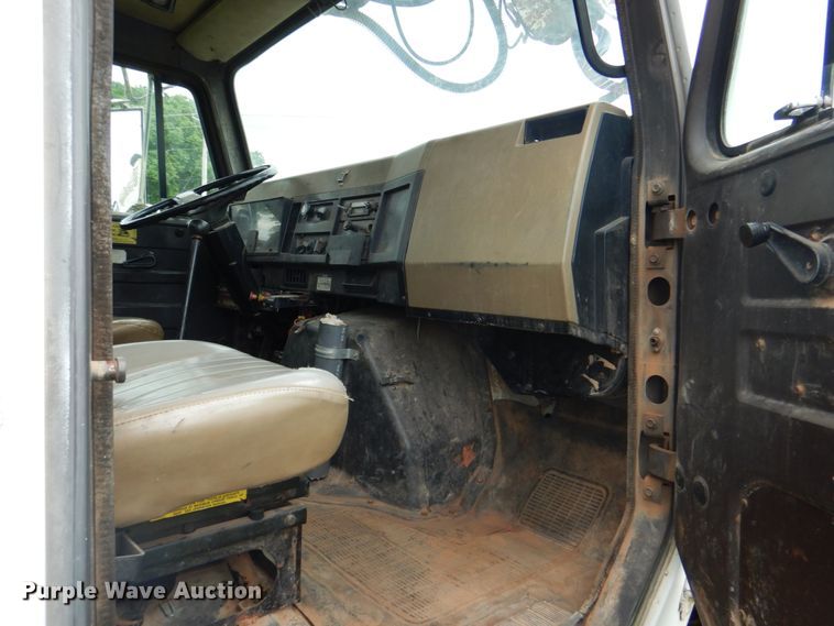 image for item DK5655 1995 International 4800  digger derrick truck