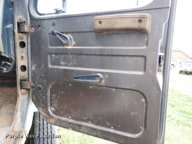 image for item DK5655 1995 International 4800  digger derrick truck