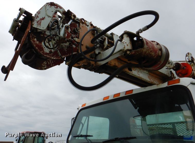 image for item DK5655 1995 International 4800  digger derrick truck