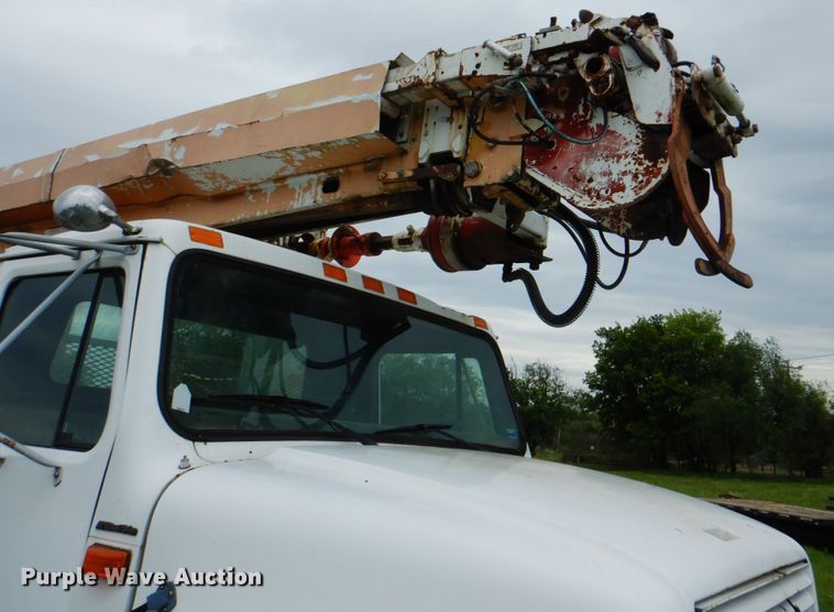 image for item DK5655 1995 International 4800  digger derrick truck