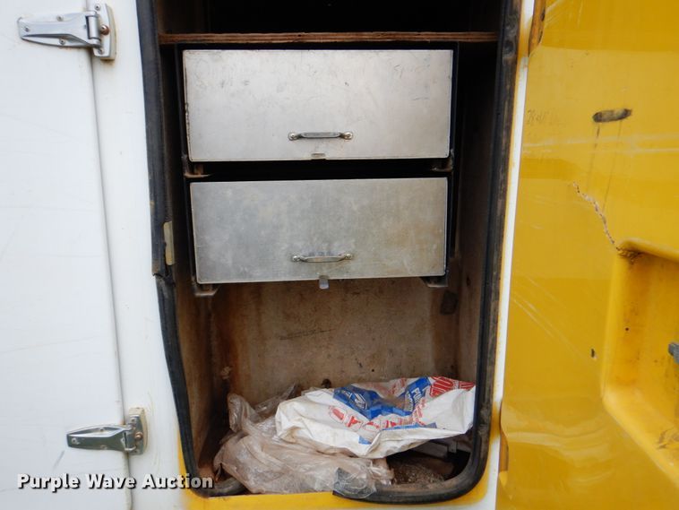 image for item DK5655 1995 International 4800  digger derrick truck