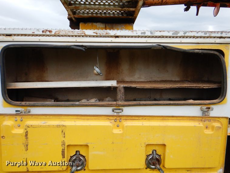 image for item DK5655 1995 International 4800  digger derrick truck