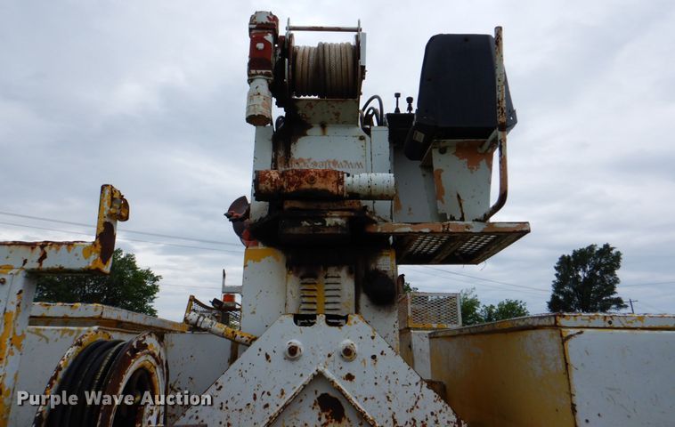 image for item DK5655 1995 International 4800  digger derrick truck