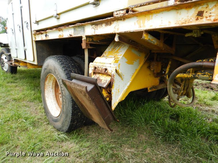 image for item DK5655 1995 International 4800  digger derrick truck