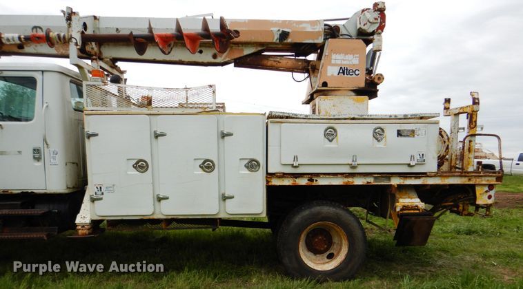image for item DK5655 1995 International 4800  digger derrick truck